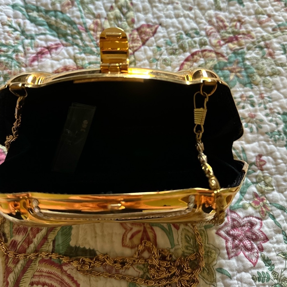 Gold Original 1980s Vintage Bags,
A GOLD SHELL-RHINESTONE CLUTCH PURSE NWOT. - Picture 9 of 10